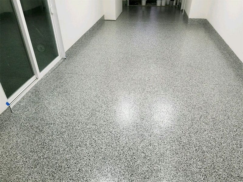 epoxy floor with gravel color flake